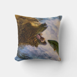 Grizzly Beer Catching Steelhead Salmon kussen
