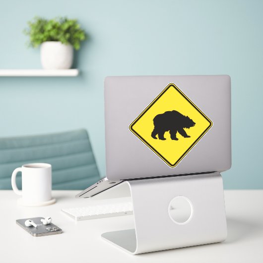 Grizzly Beer Crossing Sticker (Laptop op bureau)