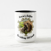 Grizzly beer met haar baby in het bos.gold mok (Midden)