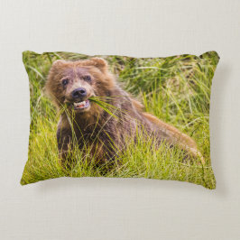 Grizzly cub grazing, Alaska Accent Kussen