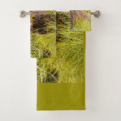 Grizzly cub grazing, Alaska Bad Handdoek (Insitu)