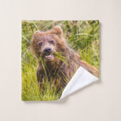 Grizzly cub grazing, Alaska Bad Handdoek (Wasdoekje)