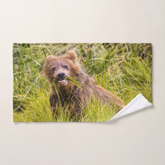 Grizzly cub grazing, Alaska Bad Handdoek (Handdoek)