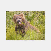 Grizzly cub grazing, Alaska Fleece Deken (Voorkant (Horizontaal))