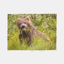 Grizzly cub grazing, Alaska Fleece Deken