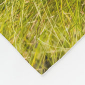 Grizzly cub grazing, Alaska Fleece Deken (Hoek)