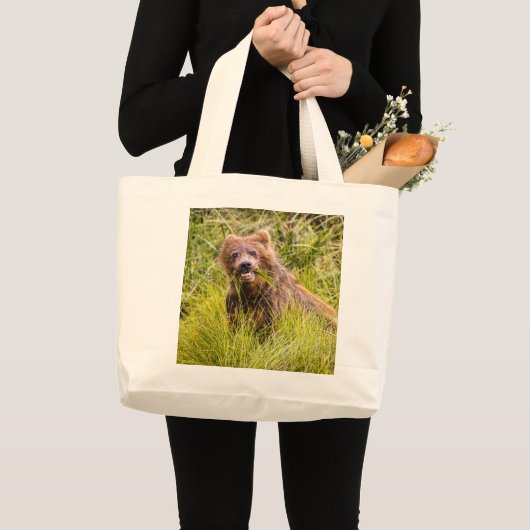 Grizzly cub grazing, Alaska Grote Tote Bag (Voorkant (product))