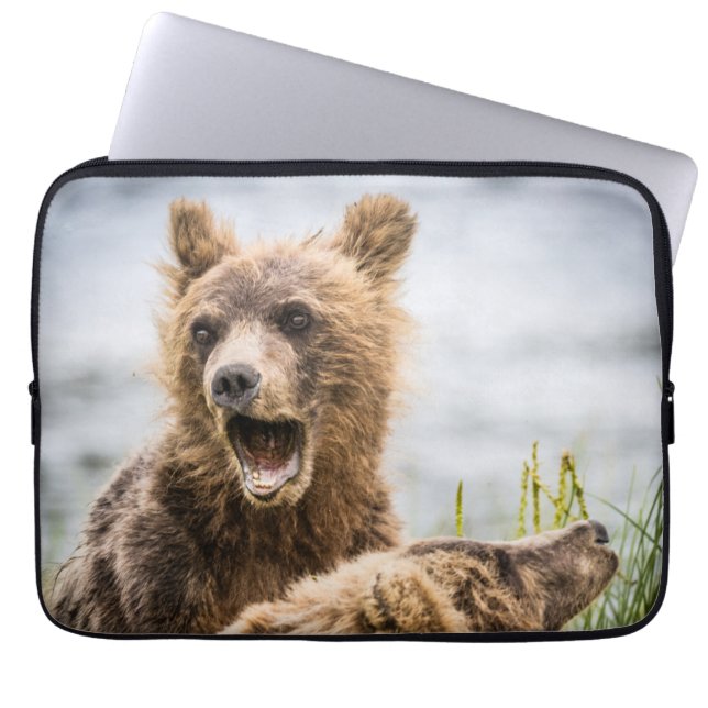 Grizzly Cubs die op zoek zijn naar hun moeder Laptop Sleeve (Voorkant)