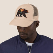 Grizzly silhouet tegen bergen trucker pet (In situ)