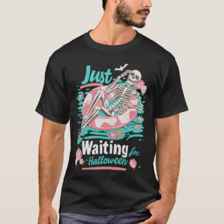 Grizzly Zomer Strand Skelet Wachtend Op Halloween T-shirt