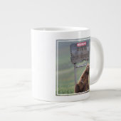 Grizzlybeer speelt met bord grote koffiekop (Voorkant rechts)