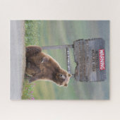 Grizzlybeer speelt met bord legpuzzel (Horizontaal)