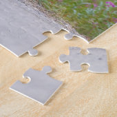 Grizzlybeer speelt met bord legpuzzel (Zijkant)