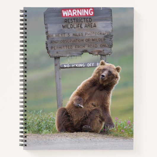 Grizzlybeer speelt met bord notitieboek (Voorkant)