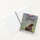 Grizzlybeer speelt met bord notitieboek (Binnen)