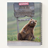 Grizzlybeer speelt met bord notitieboek (Achterkant)
