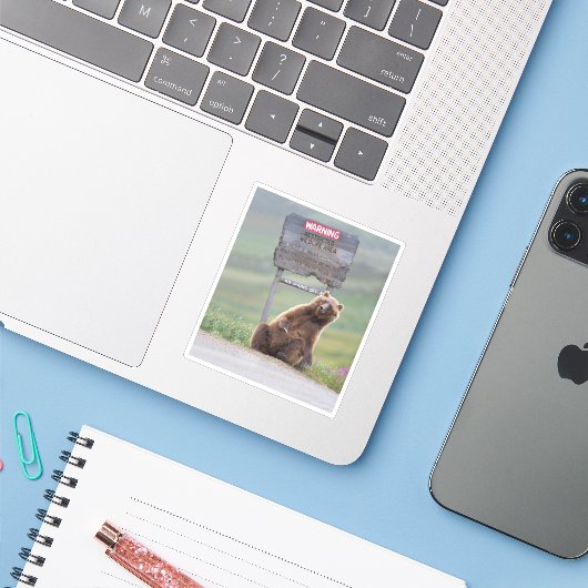 Grizzlybeer speelt met bord sticker (Laptop met iPhone)