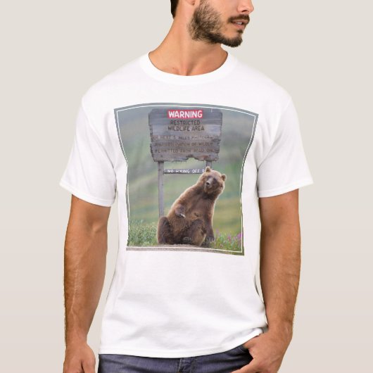Grizzlybeer speelt met bord t-shirt (Voorkant)