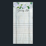 Groceringslijst Cottage White Wood Blue Hydrangeas Magnetisch Notitieblok<br><div class="desc">Je lijst met kruideniers elegant weergeven!  Met de hand geschilderde waterverf kunst heeft een mooie,  voorjaarstuin het hele jaar door.  Blauwe hydrangea's met een aanraking van paars en hun bladeren bevinden zich in een grens boven een houten wit hout,  geschilderd tegen de achtergrond met tekstuele lijnen.  Audrey Jeanne Roberts.</div>