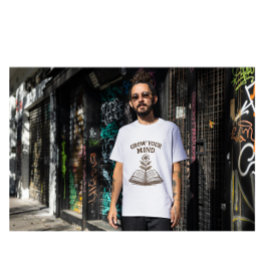 Groei je geest • Illustratie van vintage boek en b T-shirt