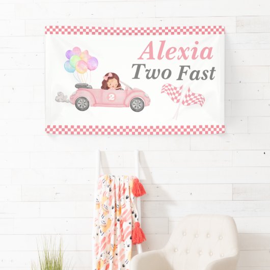 Groeien Twee Snelle Roze Race Auto Meisje 2e dag Spandoek (Insitu)