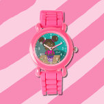 Groeiend Meisje Roze Horloge met Naam<br><div class="desc">Een schattig roze horloge voor kinderen met een extreem vrolijk Afro-Amerikaans meisje (haar kat aan haar zijde),  omdat haar plant groeit. Personaliseer het horloge met de naam van het kind. Kies desgewenst een andere kleur of stijl. © ArianeC Illustrations-Alle rechten voorbehouden</div>