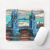 Groeiende brug in een fantasiestad muismat (Met muis)