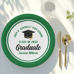 Groen Afstuderen  afstudeerfeest Papieren Bordje<br><div class="desc">Deze moderne groen-witte aangepaste afstudeerfeest borden zijn voorzien van stijlvolle typografie van uw universiteit of hogeschool naam voor de klas van 2025. Pas je aan met je afstudeerjaar naast het chique handgeschreven script en het zwarte afstudeerders pet voor geweldige persoonlijke felicitaties afstuderen feestdecor.</div>
