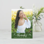 Groen Afstuderen Foto Modern Elegant Script Heart Bedankkaart (Staand voorkant)