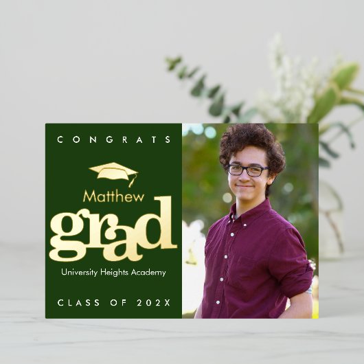 Groen afstuderen foto modern vet pet echt goud folie uitnodiging (Staand Voorkant)