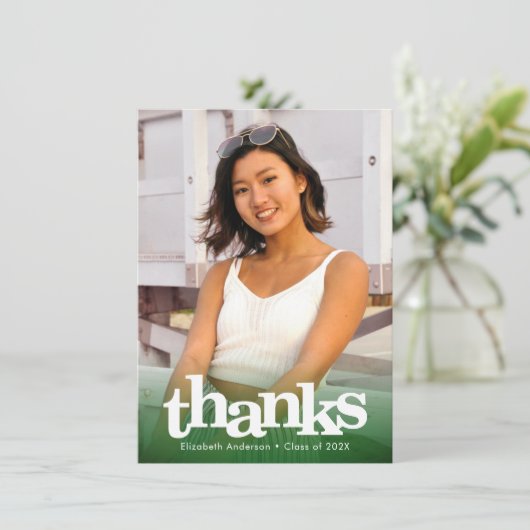 Groen afstuderen foto vet typografie modern bedankkaart (Staand voorkant)