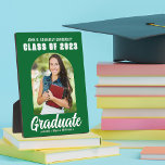 Groen Afstuderen Modern Arch 2024 Afstuderen Foto Fotoplaat<br><div class="desc">Deze moderne groene en witte aangepaste senior afstuderen fotoplaat is voorzien van uw middelbare school of hogeschool naam voor de klas van 2024. Pas met jouw naam onder het chique,  gewaagde handgeschreven script en trendy boog aan voor een geweldig gepersonaliseerd afstudeerfeestdecor.</div>
