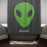 Groen Alien Shower Curtain Douchegordijn<br><div class="desc">Een zwart gordijn met een groen buitenaardse kop en een aanpasbaar bericht "Geloof"! Perfect voor een geek badkamerdecoratie!</div>