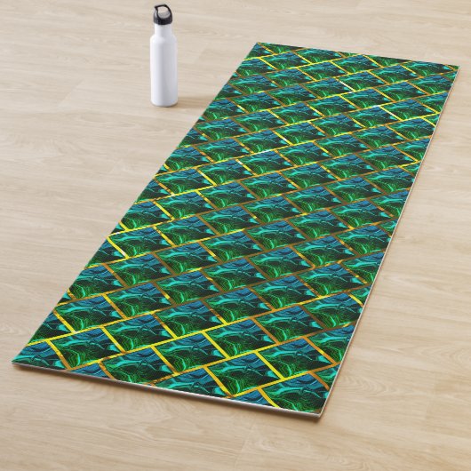 Groen als emerald onder een gouden rooster? yogamat (In situ)