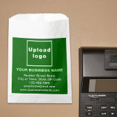 Groen bedrijfsmerk op papiertas bedankzakje