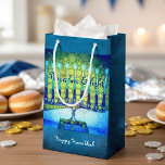 Groen Blauw Vrede Liefdeslicht Chanoeka Menorah Bo Klein Cadeauzakje<br><div class="desc">"Vrede, liefde en licht." Een close-upfoto illustratie van een heldere, kleurrijke, blauwe en groene artsy menorah helpt je om in stijl op de feestdag van de Hanukkah te surfen. Voel de warmte en de vreugde van het vakantieseizoen als je deze leuke en leuke, persoonlijke cadeautas gebruikt. Matchingkaarten, briefing, stickers, kussens,...</div>