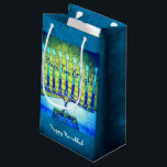 Groen Blauw Vrede Liefdeslicht Chanoeka Menorah Bo Klein Cadeauzakje<br><div class="desc">"Vrede, liefde en licht." Een close-upfoto illustratie van een heldere, kleurrijke, blauwe en groene artsy menorah helpt je om in stijl op de feestdag van de Hanukkah te surfen. Voel de warmte en de vreugde van het vakantieseizoen als je deze leuke en leuke, persoonlijke cadeautas gebruikt. Matchingkaarten, briefing, stickers, kussens,...</div>