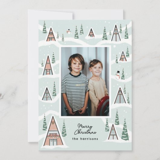 Groen blauwe besneeuwde A-frames winterhuisje foto Feestdagenkaart (Voorkant)
