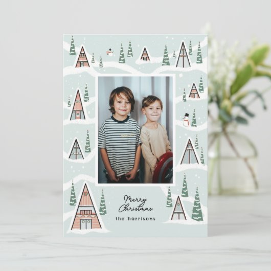 Groen blauwe besneeuwde A-frames winterhuisje foto Feestdagenkaart (Staand voorkant)