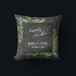 groen boeket gelukkig ooit na krijtbord kussen<br><div class="desc">Over een getextureerde krijtbordachtergrond heb ik een rommelig artistiek boeket van waterverf groensprays toegevoegd. Het centrum was bedekt met een omzoomd krijtbord plein dat een perfect lijst maakt voor de persoonlijke gegevens van het gelukkige paar. De plaatsaanduidingen voor sjablonen zijn ingesteld voor namen en datum, die naar wens kunnen worden...</div>