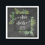 Groen Boeket Mr. & Mrs. Typografie Chalkboard Servet<br><div class="desc">Over een getextureerde krijtbordachtergrond heb ik een rommelig artistiek boeket van waterverf groensprays toegevoegd. Het centrum was bedekt met een omzoomd krijtbord plein dat een perfect lijst maakt voor uw persoonlijke gegevens. De plaatsaanduidingen voor sjablonen zijn ingesteld voor uw achternaam en datum, werk deze gegevens bij zoals u wilt. Boven...</div>