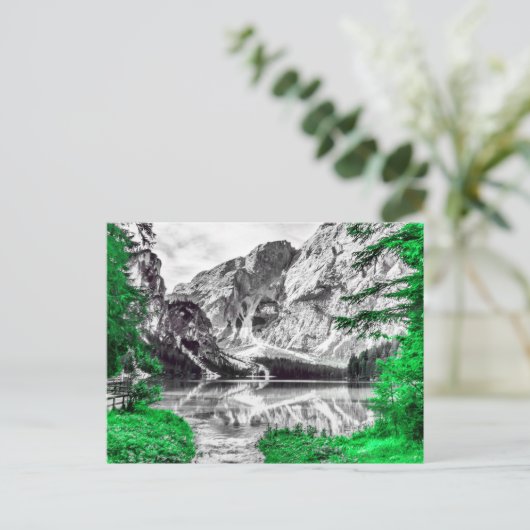 Groen bos met zwart wit berglandschap briefkaart (Staand voorkant)