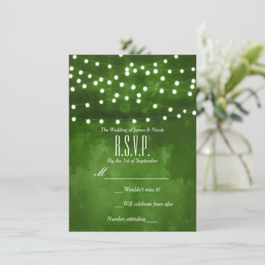 Groen Bos Rustieke String Lights Bruiloft RSVP Kaart (Staand voorkant)