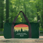 Groen Bos Zonsondergang Camping Trip  Plunjezak<br><div class="desc">Cool wandelende plunjezak met een groene boszonsondergang voor de hele groep op een natuur of kampeertocht. Dit aangepaste geschenk beschikt over een prachtige horizon met bomen voor een wandelaar of camper.</div>