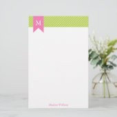 Groen diagonaal-strips patroon en roze monogram briefpapier (Staand voorkant)