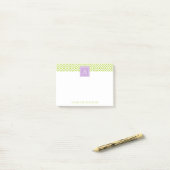 Groen diamantpatroon en Paars monogram Post-it® Notes (Op bureau)
