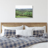 Groen en Aangenaam Land Uitgerekt Canvas Print (Insitu (Slaapkamer))