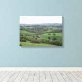Groen en Aangenaam Land Uitgerekt Canvas Print (Insitu (Houten vloer))