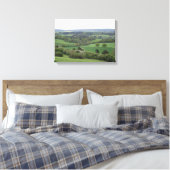 Groen en Aangenaam Land Uitgerekt Canvas Print (Insitu (Slaapkamer))