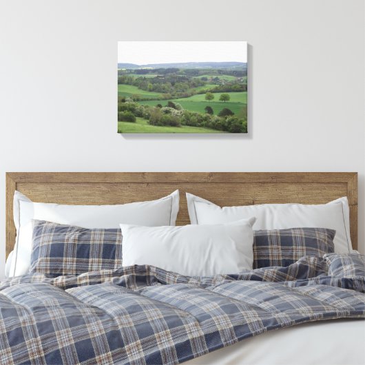 Groen en Aangenaam Land Uitgerekt Canvas Print (Insitu (Slaapkamer))